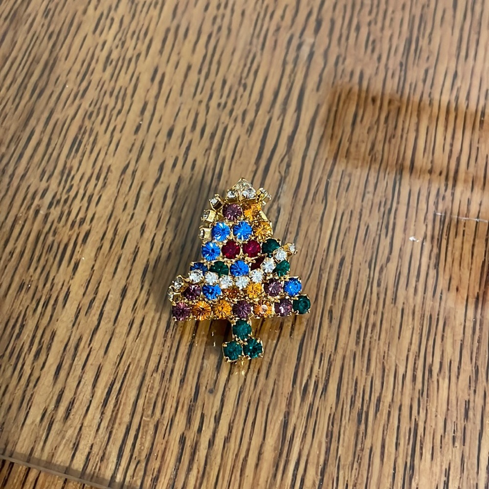 Christmas‎ Tree Pin
